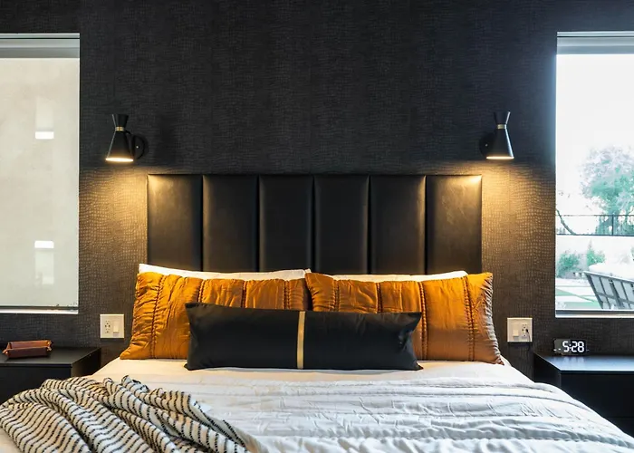 3 Bedrooms Scottsdale